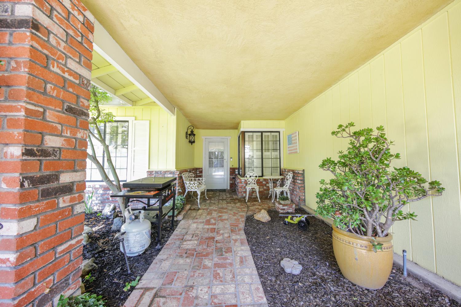 Detail Gallery Image 3 of 30 For 2962 Smoke Tree Cir, Stockton,  CA 95209 - 3 Beds | 2 Baths