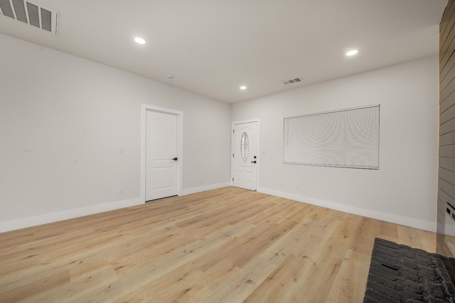 Detail Gallery Image 13 of 38 For 644 N Airport Way, Stockton,  CA 95205 - 3 Beds | 2 Baths