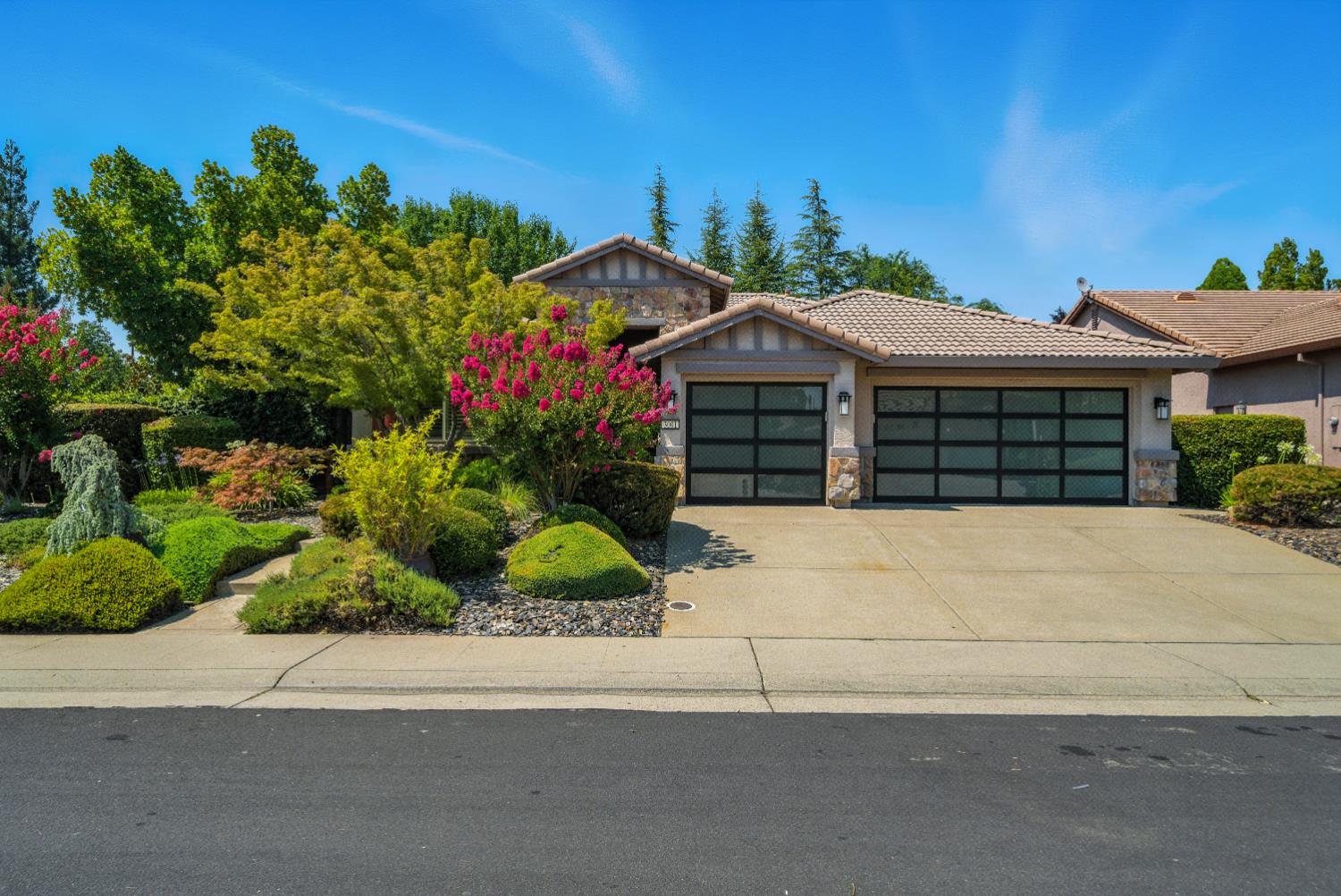 Detail Gallery Image 1 of 78 For 3001 Grasmere Cir, Roseville,  CA 95661 - 2 Beds | 2 Baths