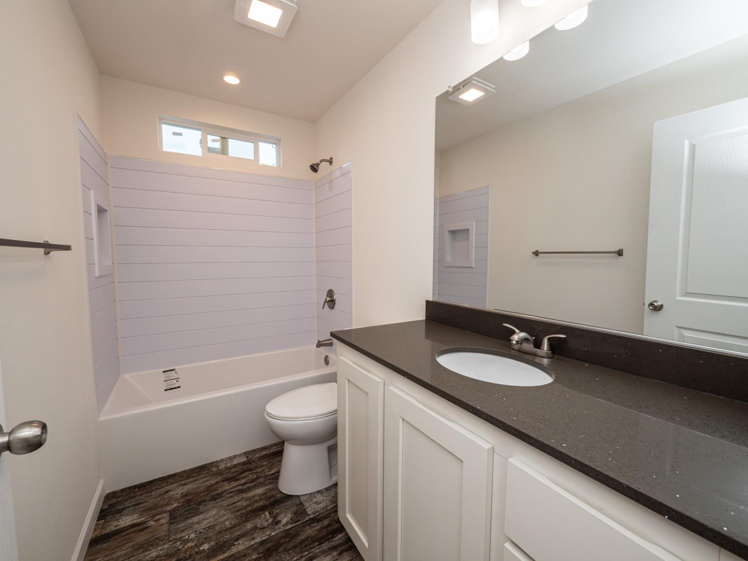Detail Gallery Image 12 of 23 For 10711 Sherman Grove Ave 26, Sunland,  CA 91040 - 2 Beds | 2 Baths