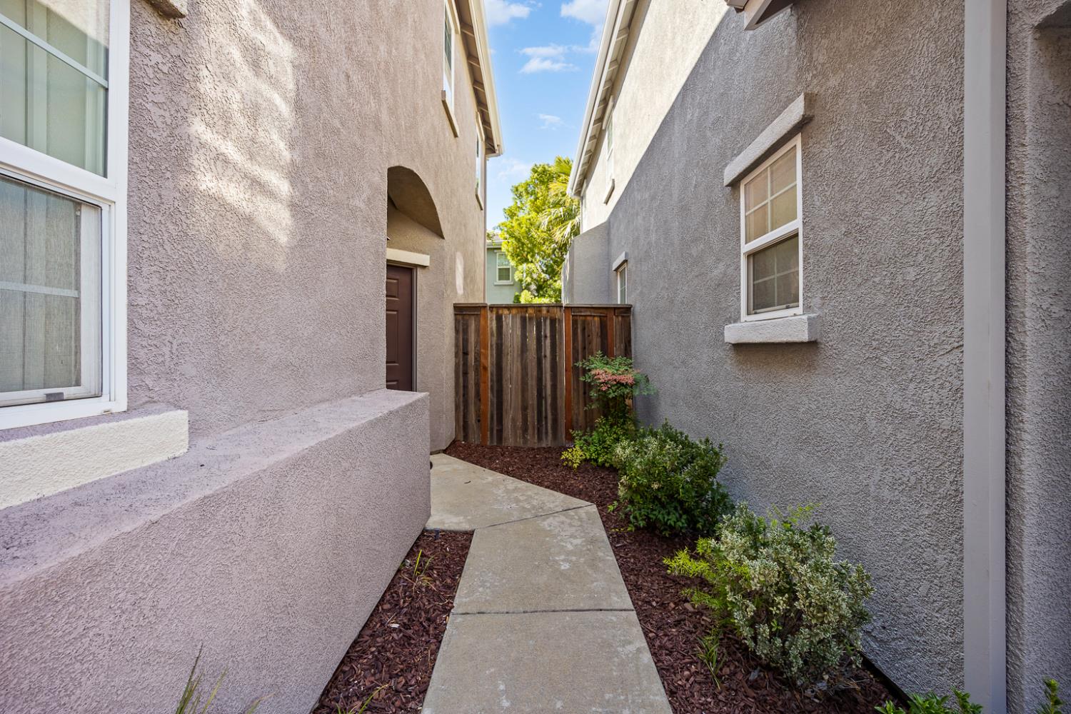 Detail Gallery Image 3 of 40 For 9205 Cortina Cir, Roseville,  CA 95678 - 3 Beds | 2/1 Baths