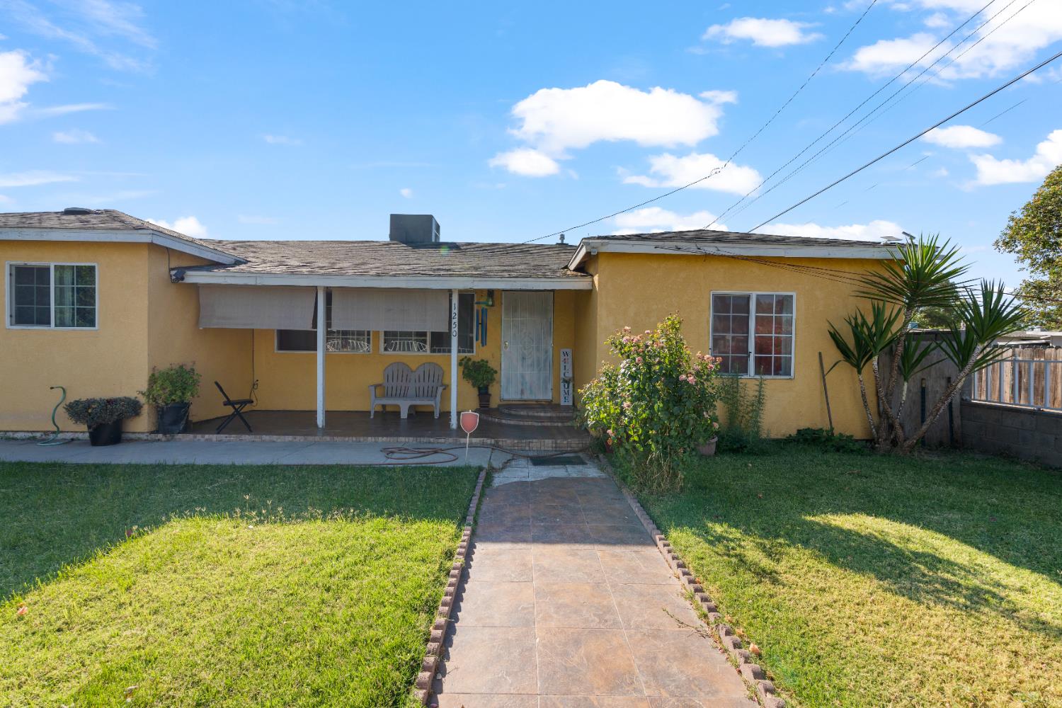 Detail Gallery Image 3 of 22 For 1260 T St, Merced,  CA 95341 - 2 Beds | 1 Baths