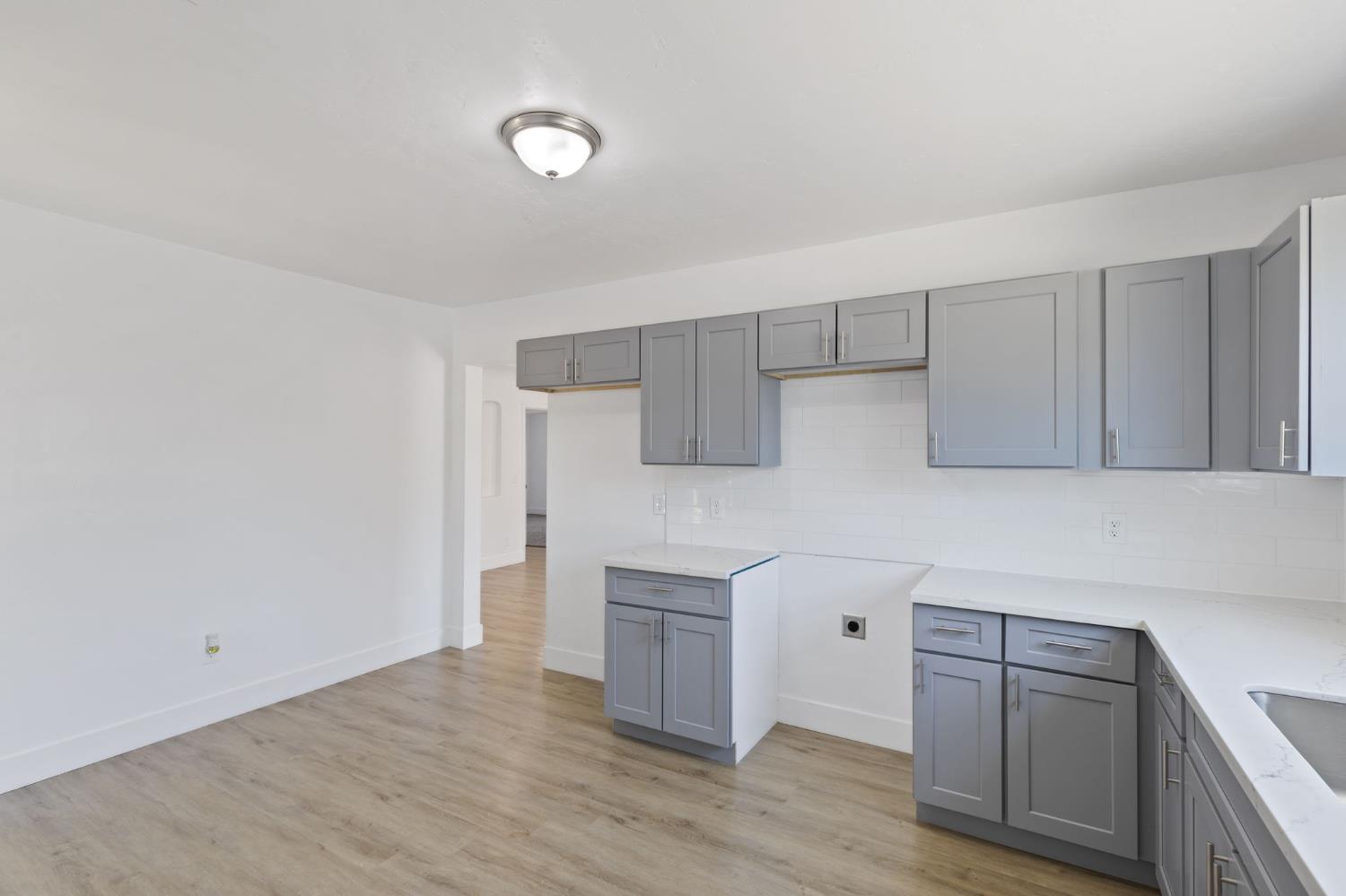 Detail Gallery Image 10 of 27 For 365 E Main St, Merced,  CA 95340 - 3 Beds | 1/1 Baths