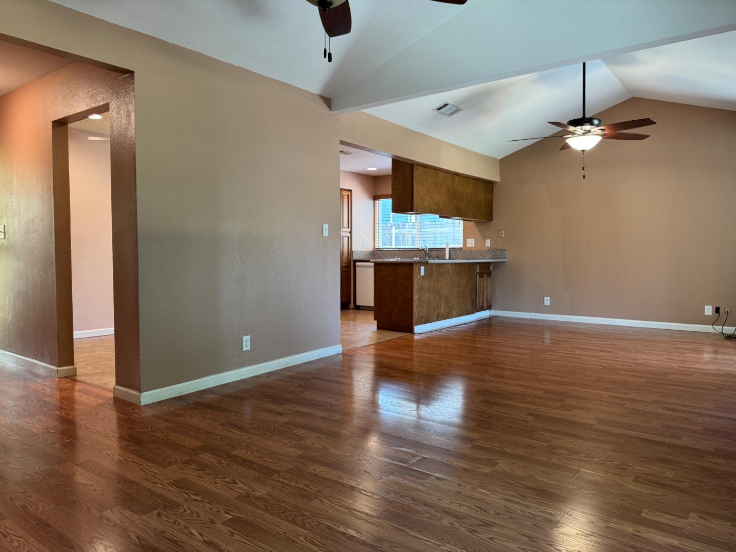 Detail Gallery Image 3 of 19 For 1353 Villa Dr, Merced,  CA 95340 - 3 Beds | 2 Baths
