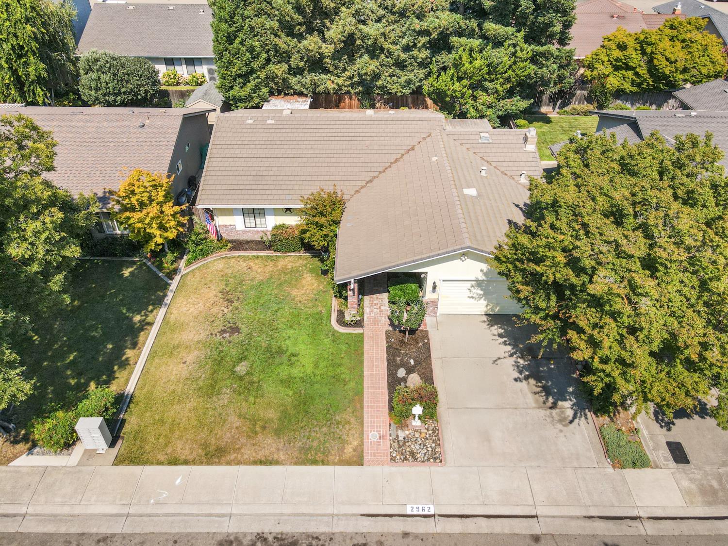 Detail Gallery Image 2 of 30 For 2962 Smoke Tree Cir, Stockton,  CA 95209 - 3 Beds | 2 Baths