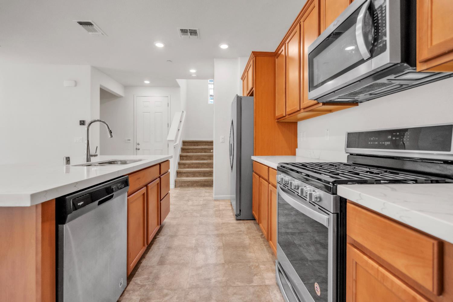 Detail Gallery Image 5 of 35 For 9934 Macabee Ln, Elk Grove,  CA 95757 - 3 Beds | 2/1 Baths
