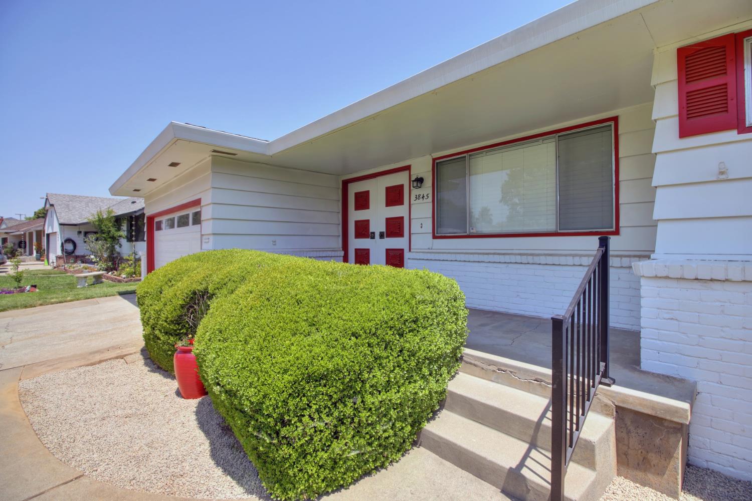 Detail Gallery Image 3 of 38 For 3845 Lynwood Way, Sacramento,  CA 95864 - 3 Beds | 3 Baths