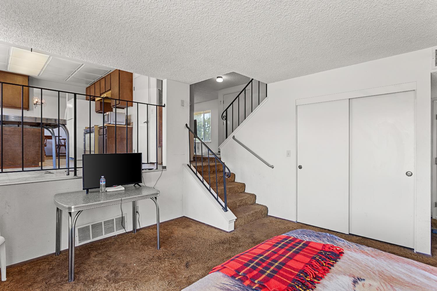 Detail Gallery Image 10 of 26 For 9251 Carla Way, Sacramento,  CA 95826 - 4 Beds | 2/1 Baths