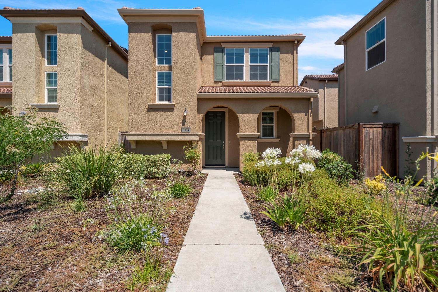 Detail Gallery Image 1 of 35 For 9934 Macabee Ln, Elk Grove,  CA 95757 - 3 Beds | 2/1 Baths