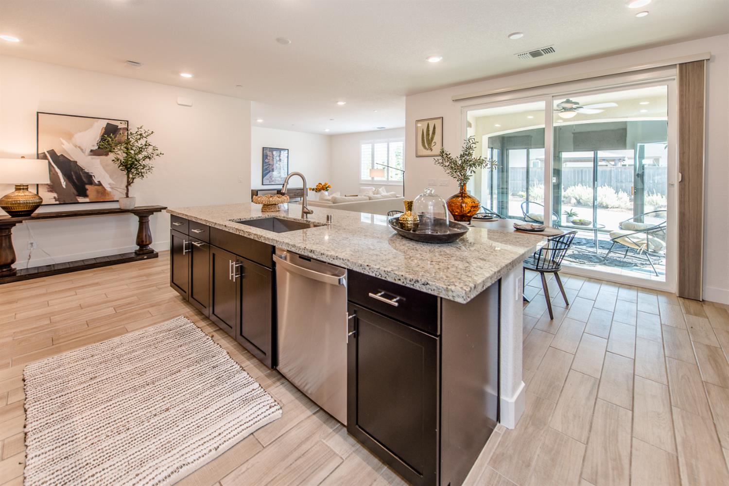 Detail Gallery Image 9 of 37 For 2751 Brookshire Cir, Woodland,  CA 95776 - 5 Beds | 3 Baths