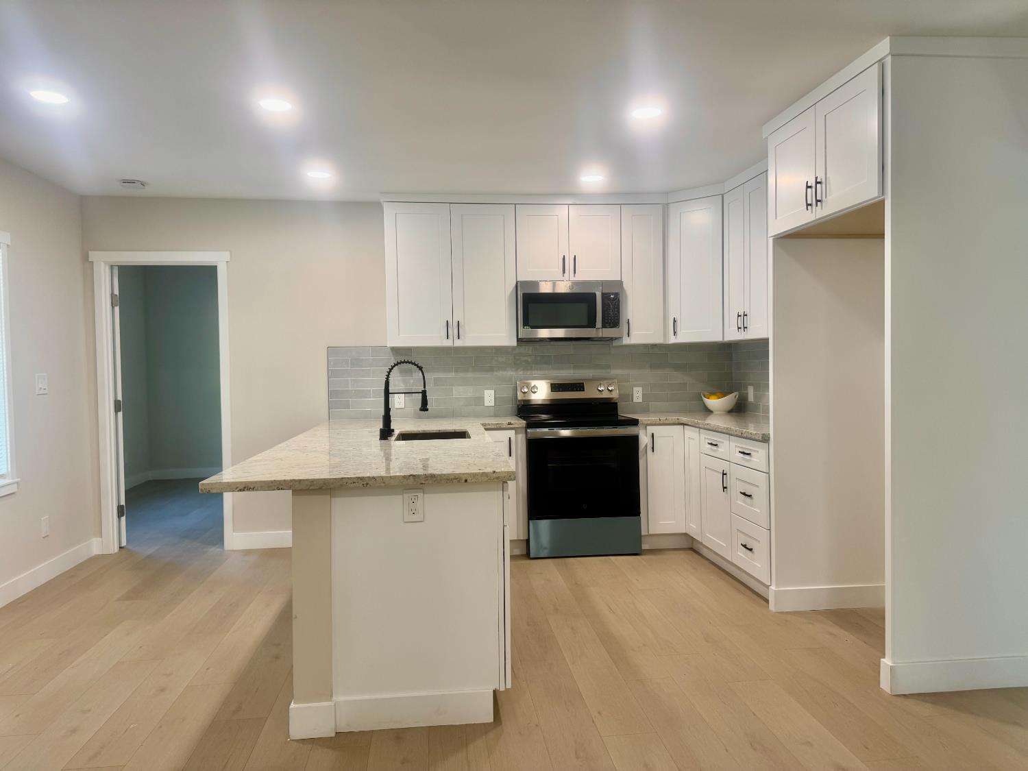 Detail Gallery Image 8 of 32 For 5230 North Ave, Carmichael,  CA 95608 - 3 Beds | 2 Baths