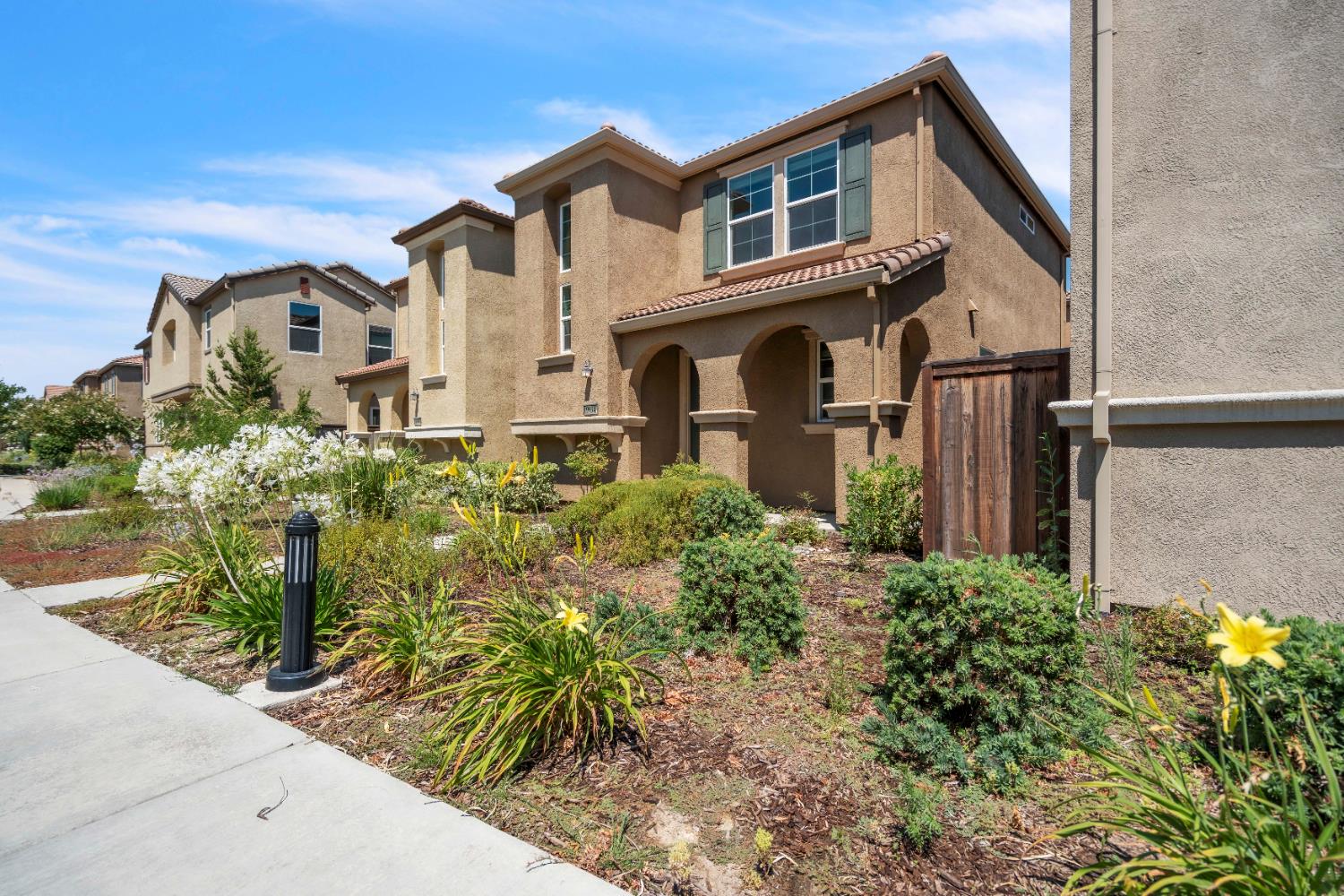 Detail Gallery Image 2 of 35 For 9934 Macabee Ln, Elk Grove,  CA 95757 - 3 Beds | 2/1 Baths