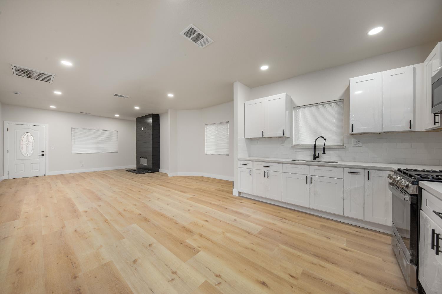 Detail Gallery Image 15 of 38 For 644 N Airport Way, Stockton,  CA 95205 - 3 Beds | 2 Baths