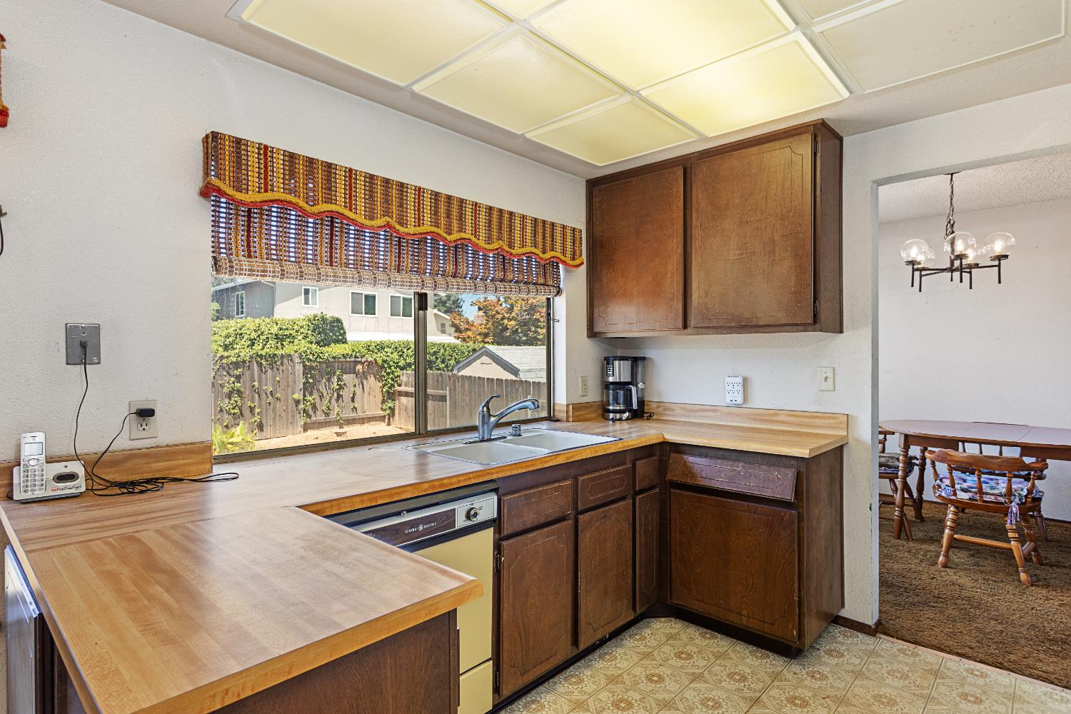 Detail Gallery Image 4 of 26 For 9251 Carla Way, Sacramento,  CA 95826 - 4 Beds | 2/1 Baths