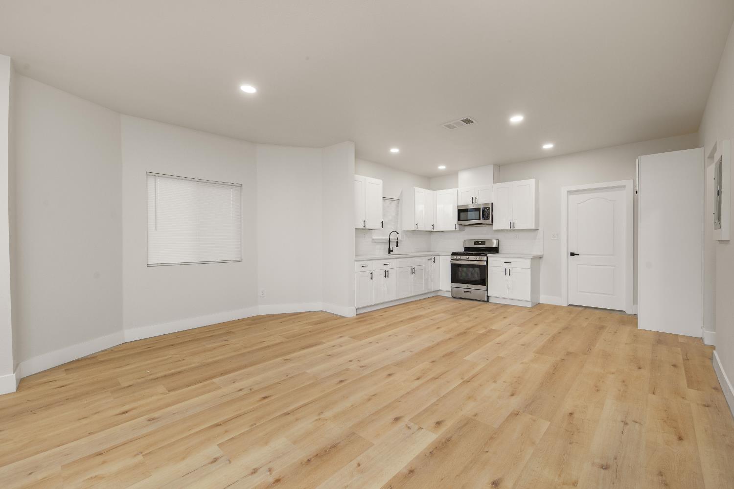 Detail Gallery Image 9 of 38 For 644 N Airport Way, Stockton,  CA 95205 - 3 Beds | 2 Baths