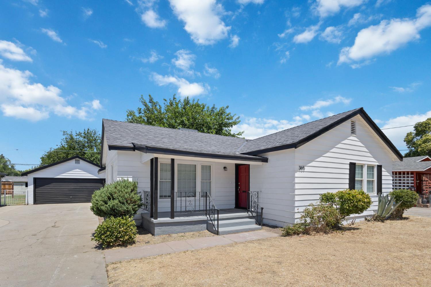 Detail Gallery Image 2 of 27 For 365 E Main St, Merced,  CA 95340 - 3 Beds | 1/1 Baths