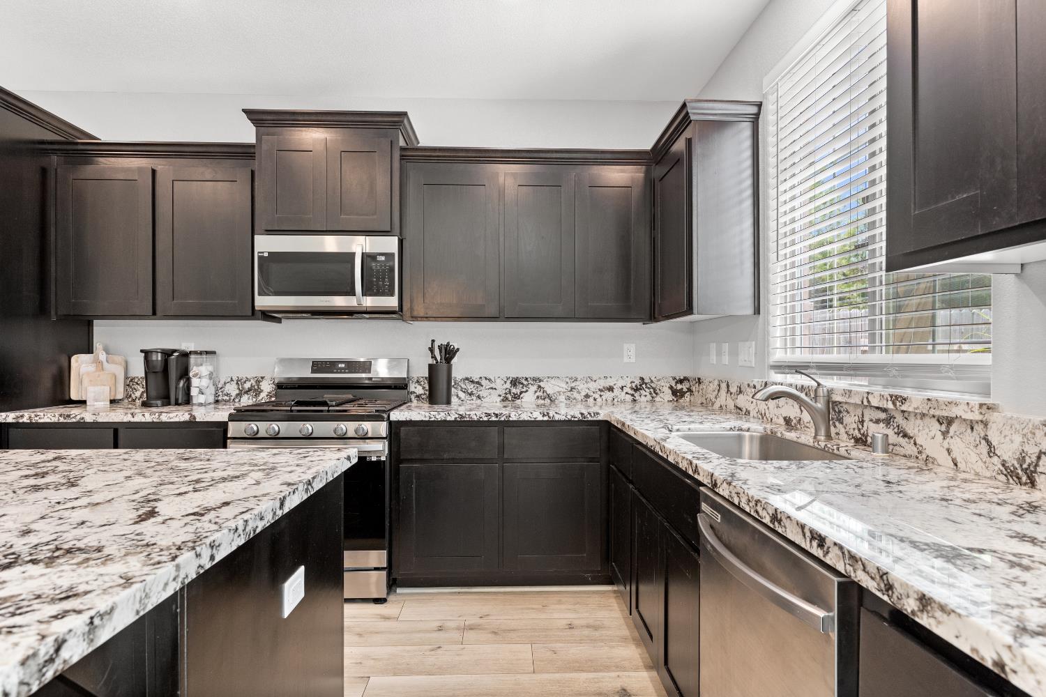 Detail Gallery Image 12 of 33 For 3247 Le Bourget Ln, Lincoln,  CA 95648 - 4 Beds | 3 Baths