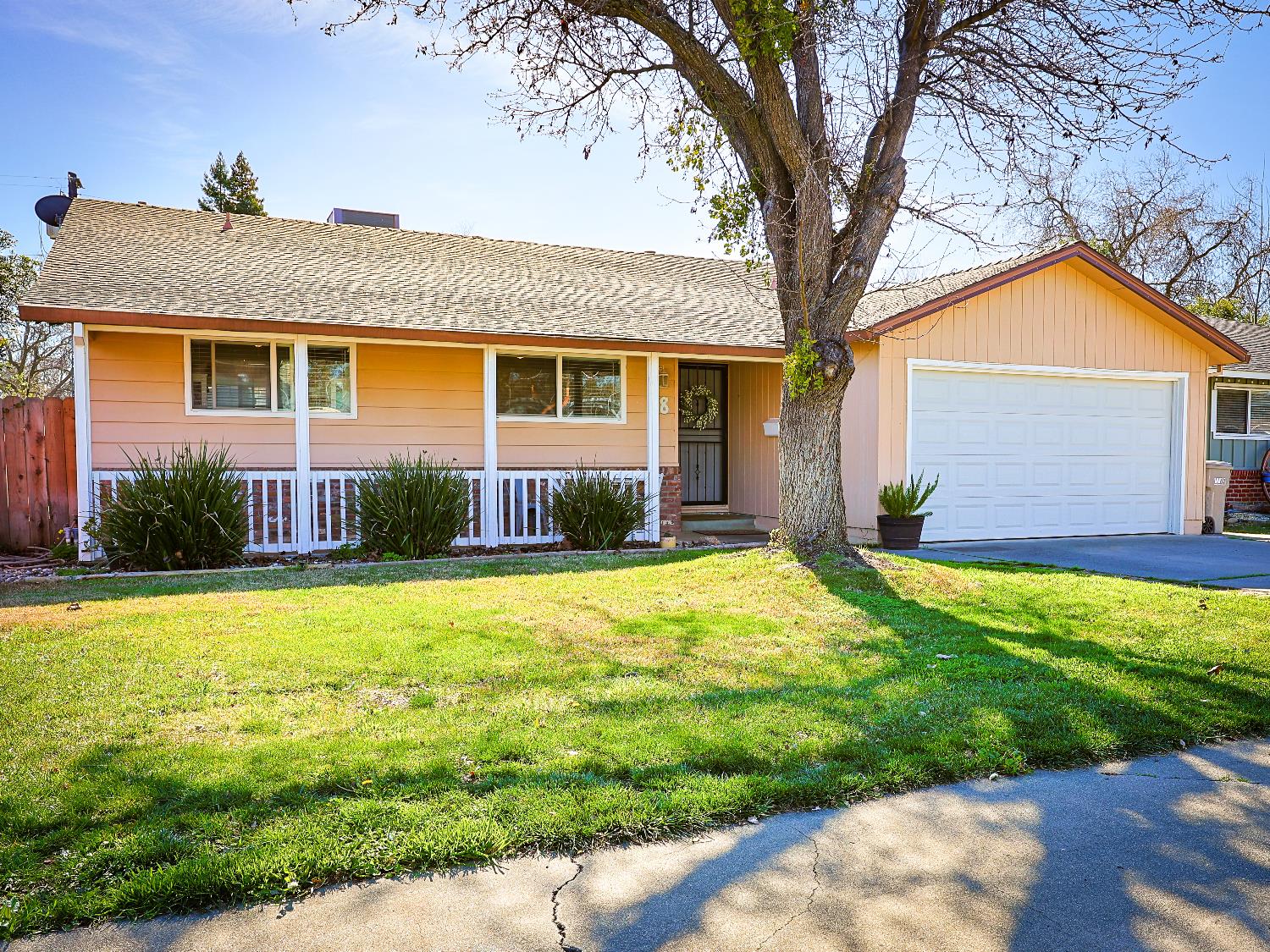 Detail Gallery Image 1 of 45 For 18 W Clanton Ave, Woodland,  CA 95695 - 3 Beds | 2 Baths