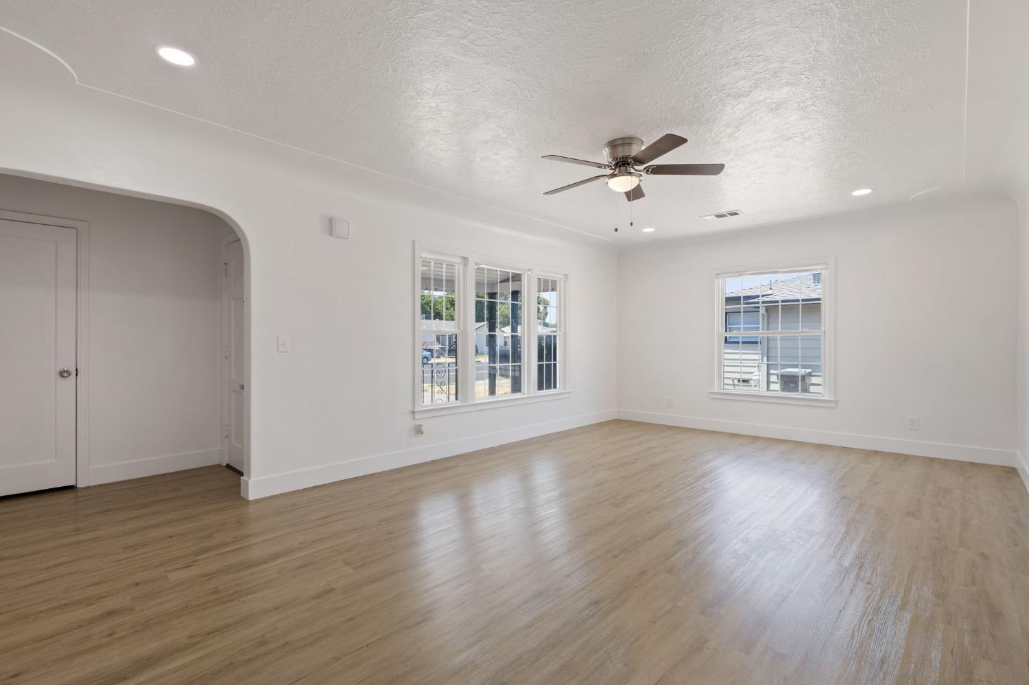 Detail Gallery Image 7 of 27 For 365 E Main St, Merced,  CA 95340 - 3 Beds | 1/1 Baths