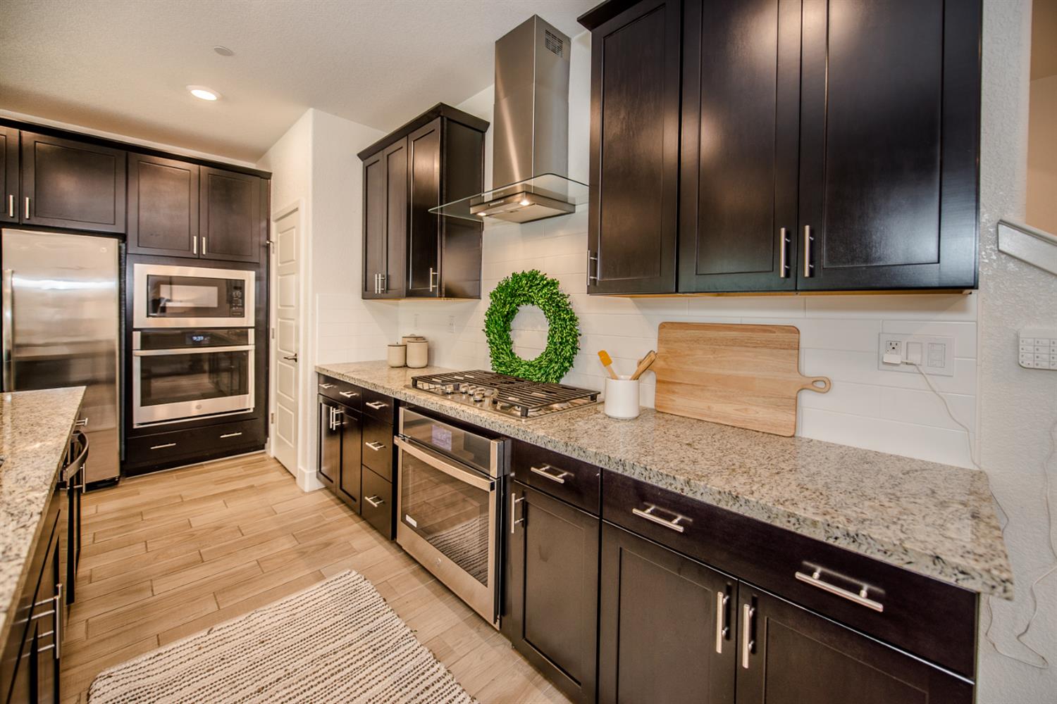 Detail Gallery Image 7 of 37 For 2751 Brookshire Cir, Woodland,  CA 95776 - 5 Beds | 3 Baths