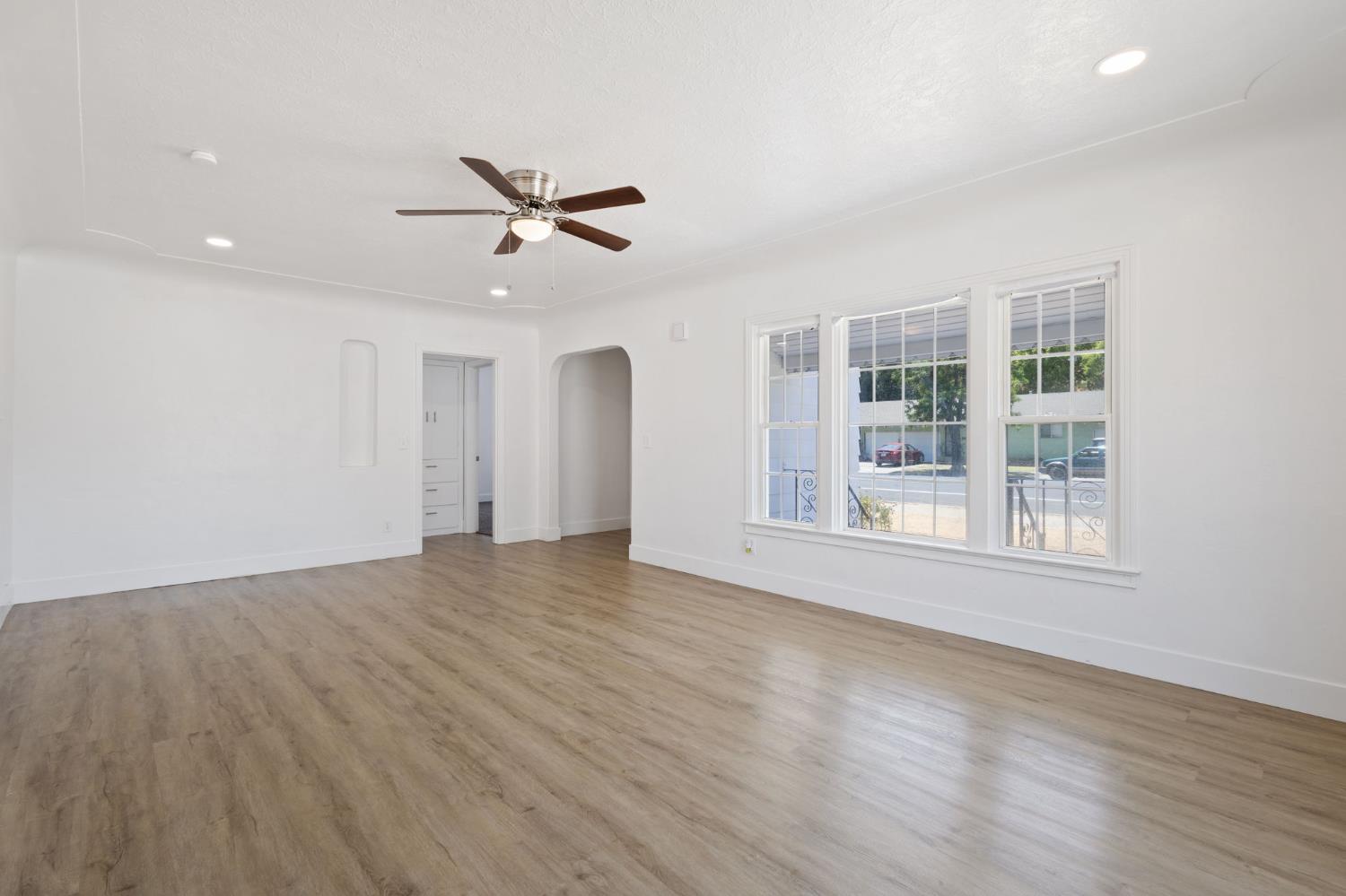 Detail Gallery Image 6 of 27 For 365 E Main St, Merced,  CA 95340 - 3 Beds | 1/1 Baths