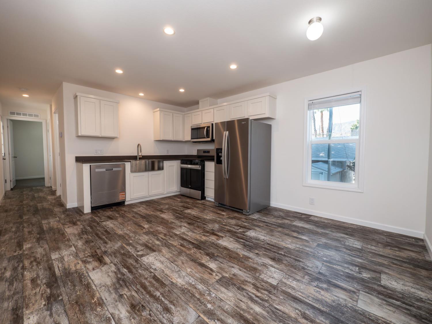 Detail Gallery Image 4 of 23 For 10711 Sherman Grove Ave 26, Sunland,  CA 91040 - 2 Beds | 2 Baths