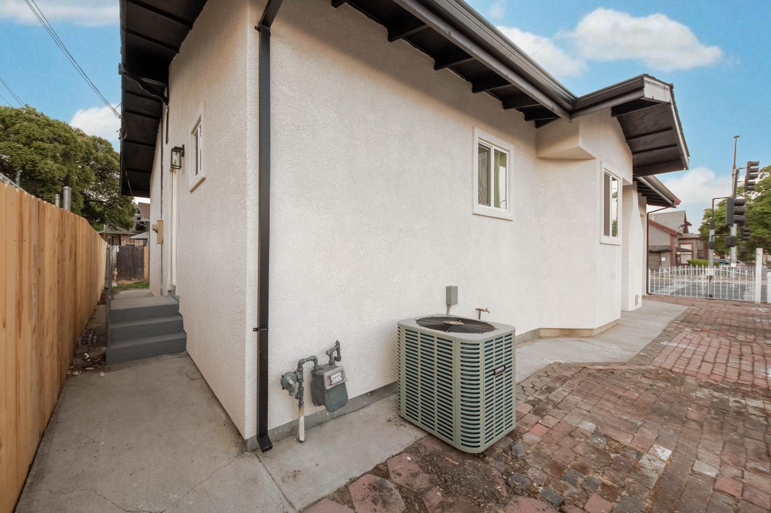 Detail Gallery Image 5 of 38 For 644 N Airport Way, Stockton,  CA 95205 - 3 Beds | 2 Baths