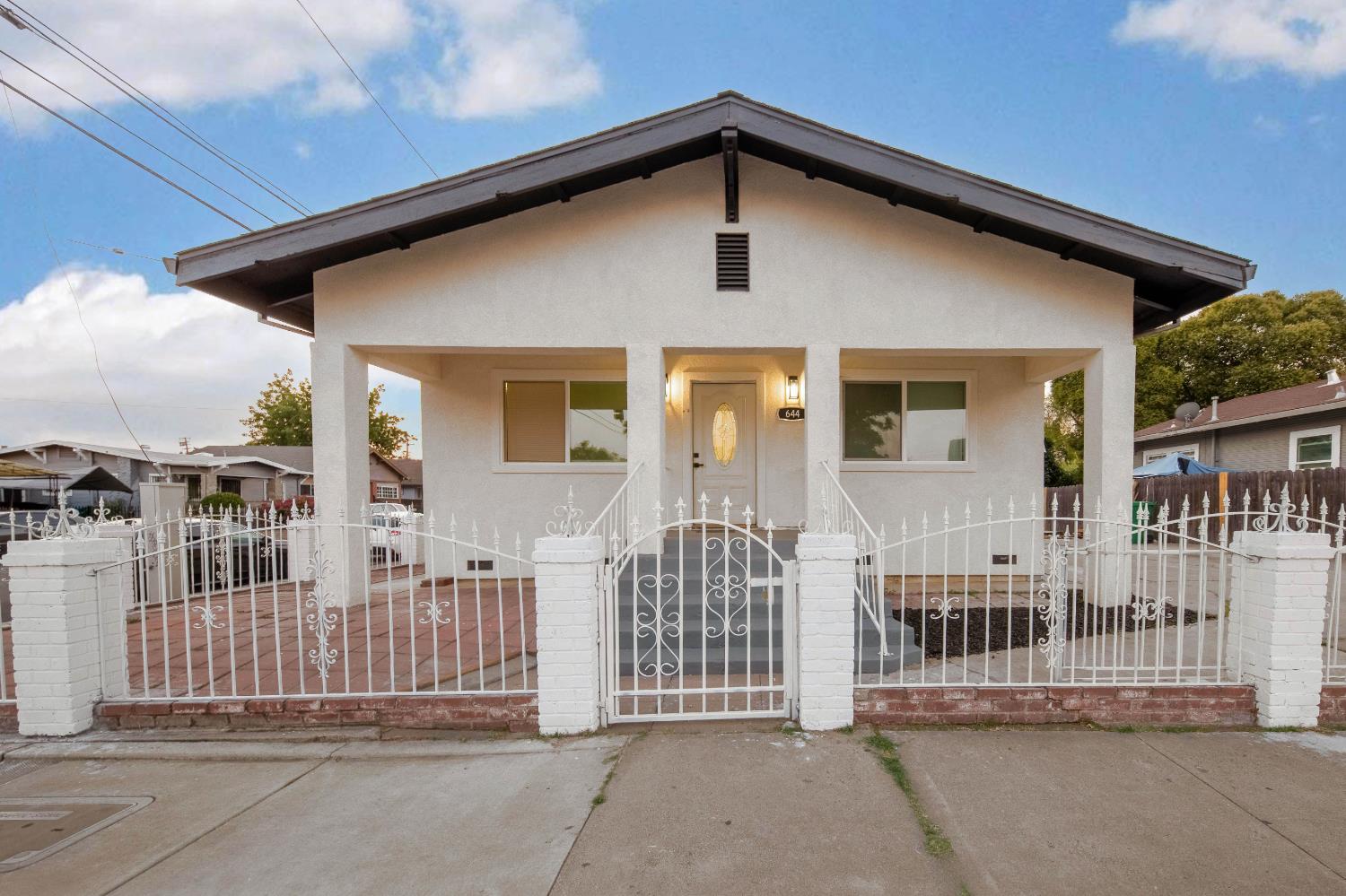 Detail Gallery Image 2 of 38 For 644 N Airport Way, Stockton,  CA 95205 - 3 Beds | 2 Baths