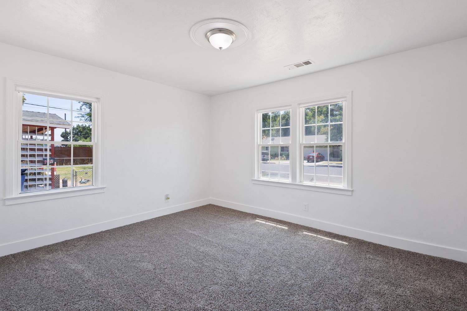 Detail Gallery Image 15 of 27 For 365 E Main St, Merced,  CA 95340 - 3 Beds | 1/1 Baths