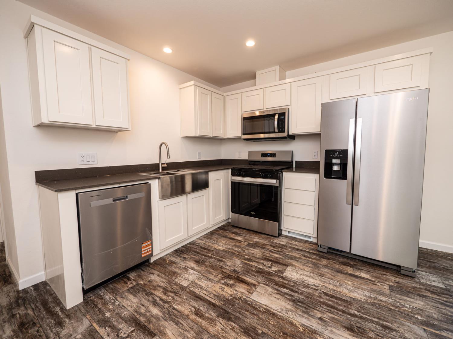 Detail Gallery Image 5 of 23 For 10711 Sherman Grove Ave 26, Sunland,  CA 91040 - 2 Beds | 2 Baths