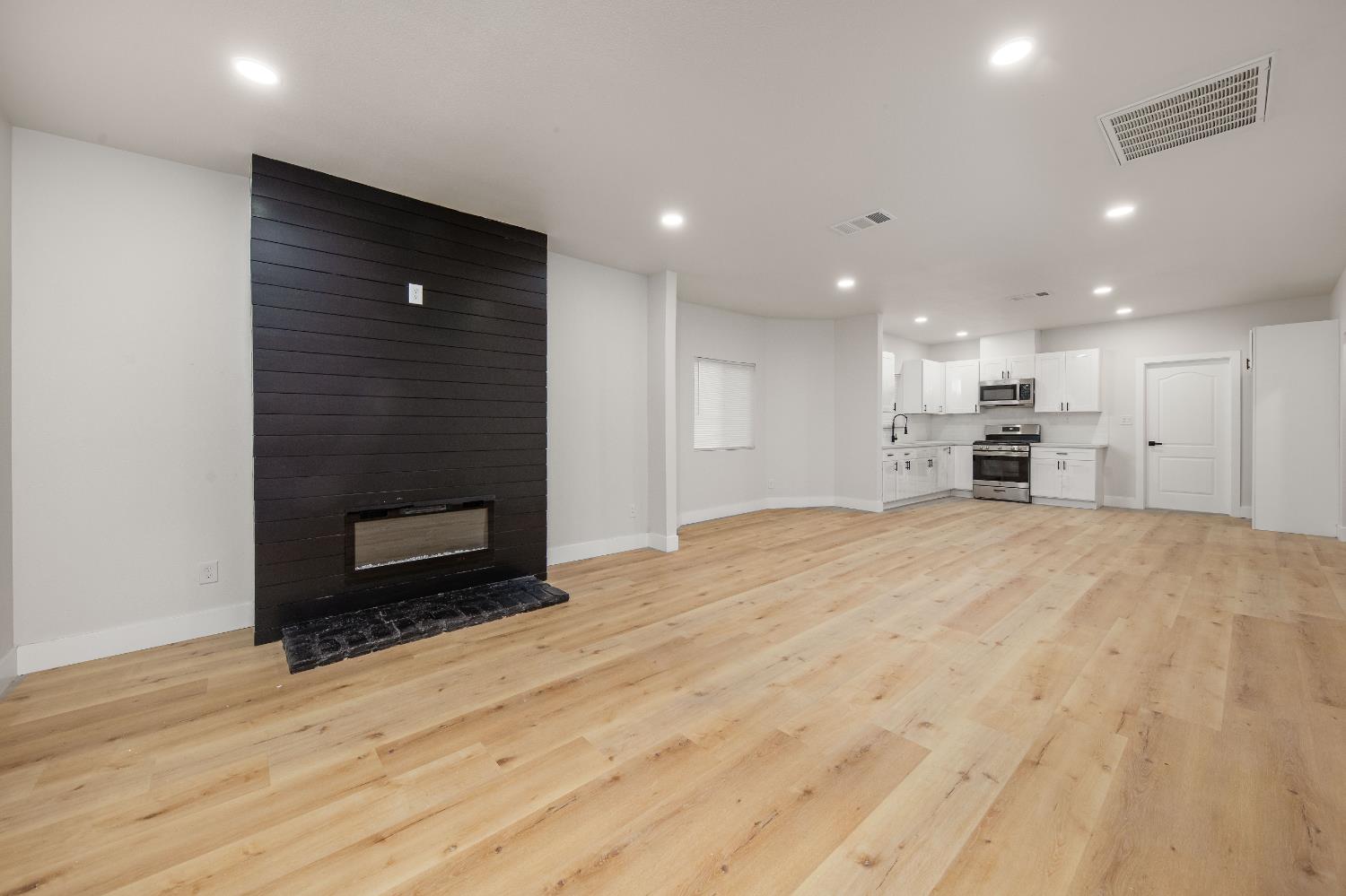 Detail Gallery Image 12 of 38 For 644 N Airport Way, Stockton,  CA 95205 - 3 Beds | 2 Baths