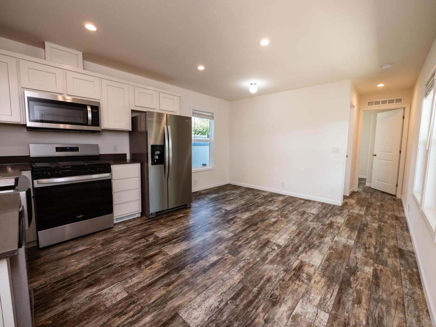 Detail Gallery Image 7 of 23 For 10711 Sherman Grove Ave 26, Sunland,  CA 91040 - 2 Beds | 2 Baths