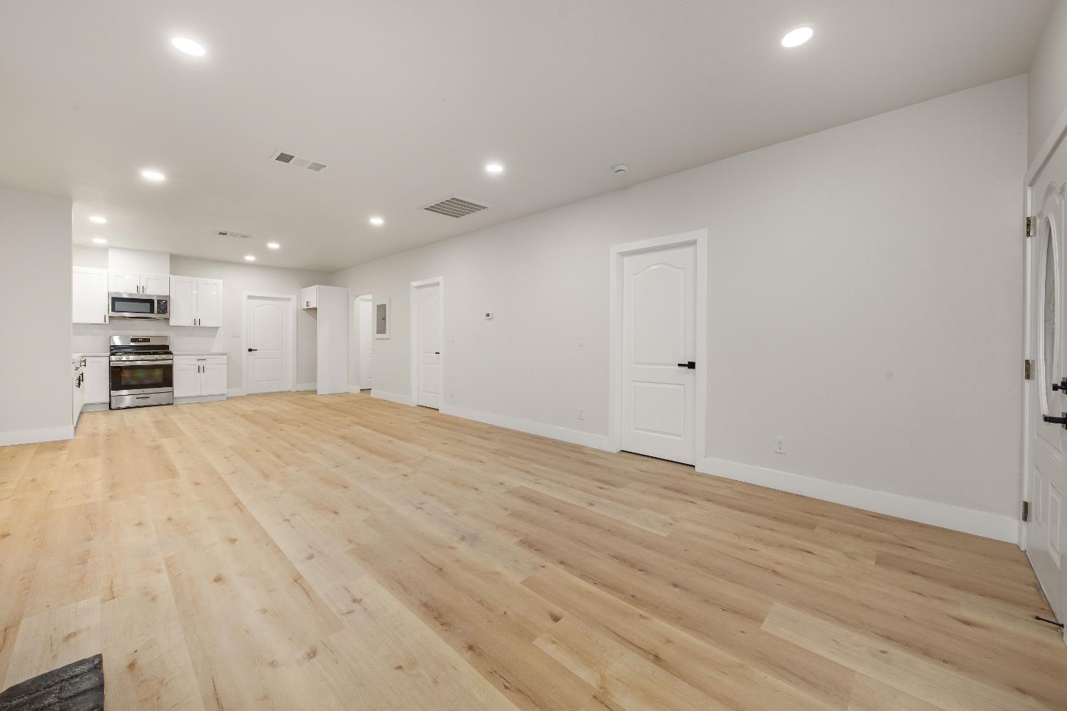 Detail Gallery Image 11 of 38 For 644 N Airport Way, Stockton,  CA 95205 - 3 Beds | 2 Baths
