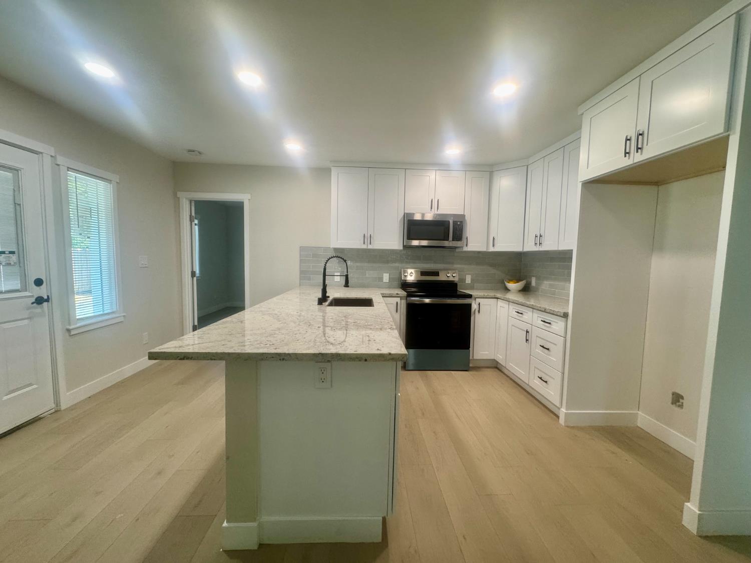 Detail Gallery Image 6 of 32 For 5230 North Ave, Carmichael,  CA 95608 - 3 Beds | 2 Baths