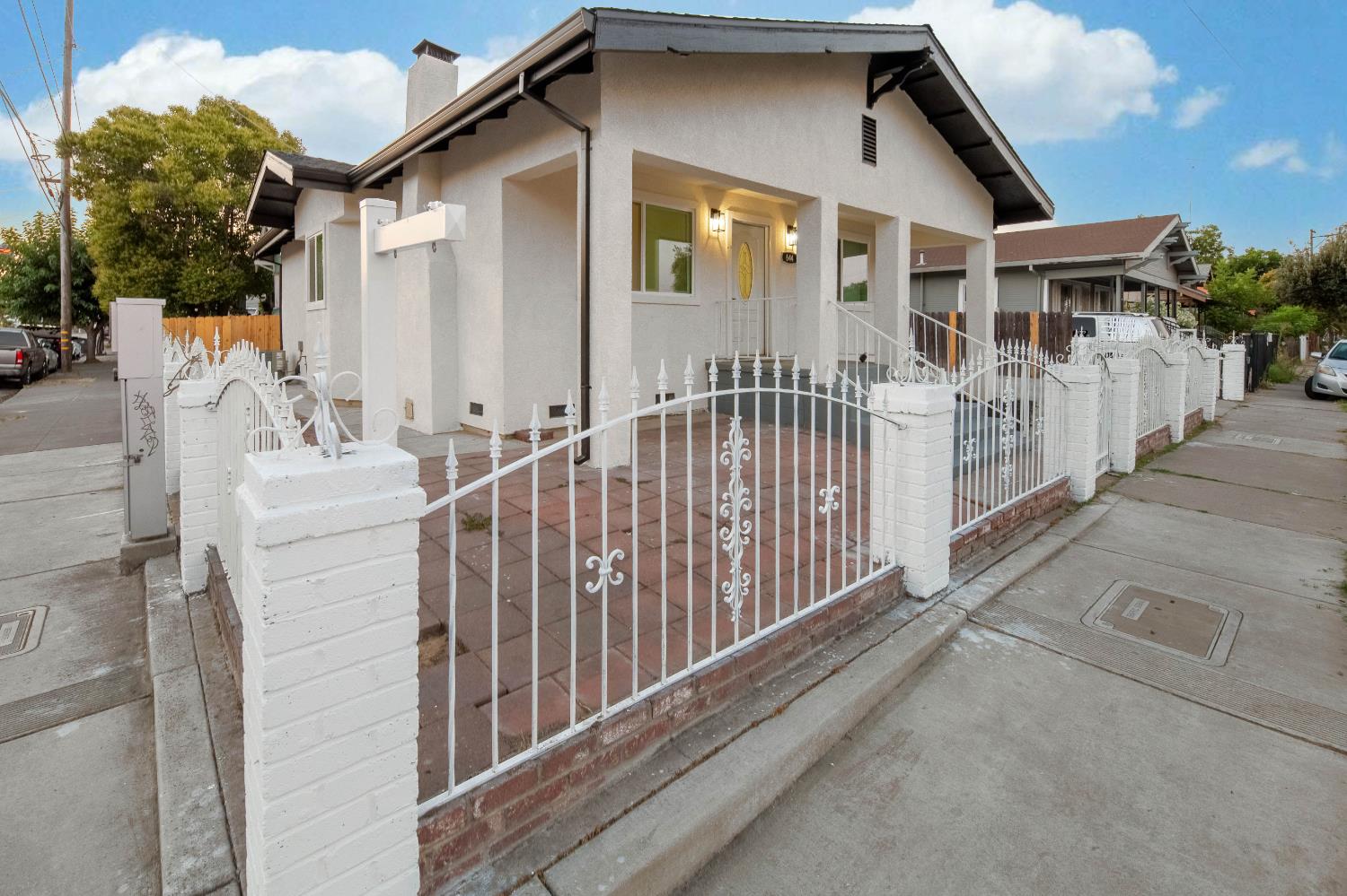 Detail Gallery Image 3 of 38 For 644 N Airport Way, Stockton,  CA 95205 - 3 Beds | 2 Baths