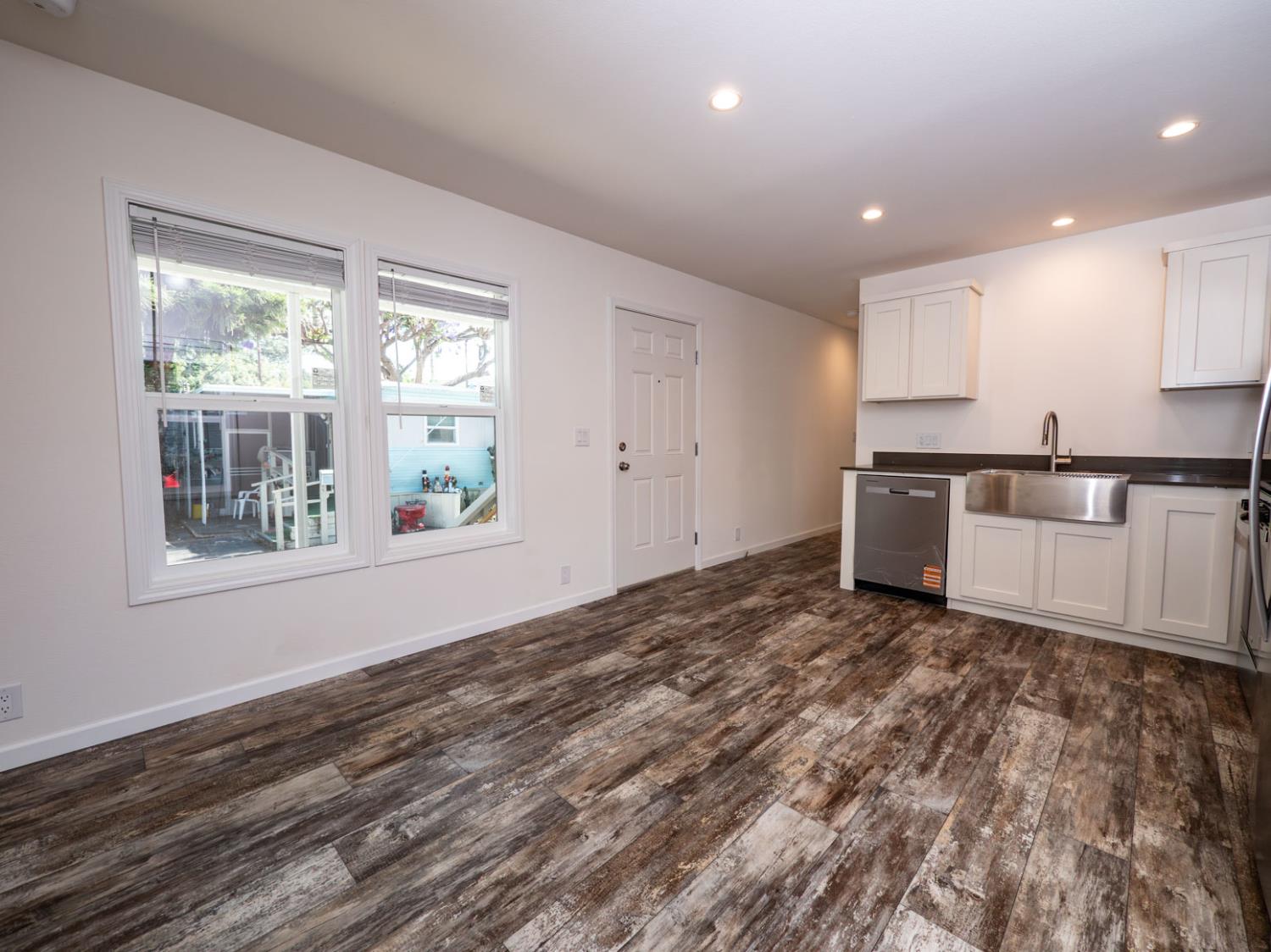 Detail Gallery Image 6 of 23 For 10711 Sherman Grove Ave 26, Sunland,  CA 91040 - 2 Beds | 2 Baths