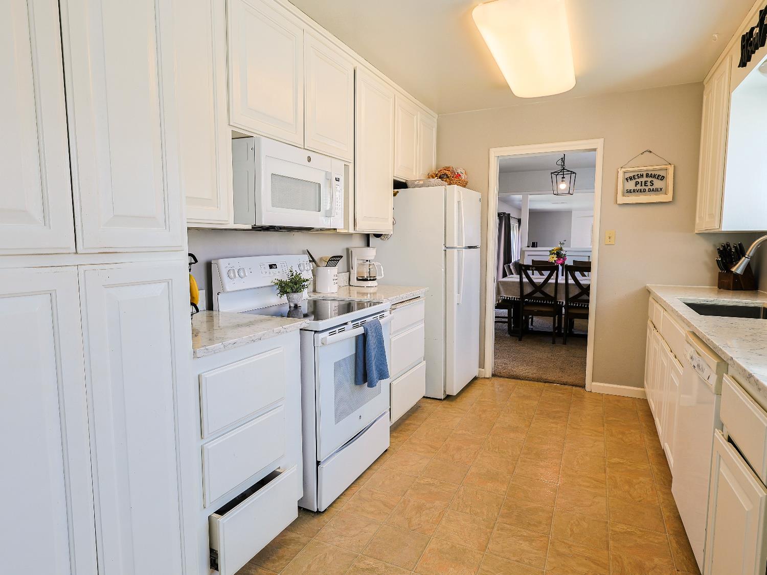 Detail Gallery Image 13 of 45 For 18 W Clanton Ave, Woodland,  CA 95695 - 3 Beds | 2 Baths