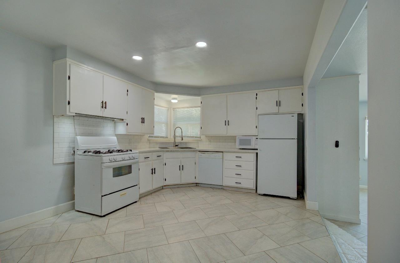 Detail Gallery Image 8 of 33 For 400 Elm Ave, Atwater,  CA 95301 - 4 Beds | 2 Baths