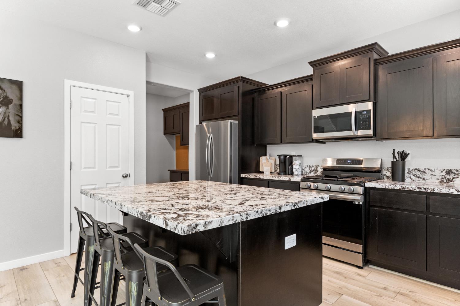 Detail Gallery Image 11 of 33 For 3247 Le Bourget Ln, Lincoln,  CA 95648 - 4 Beds | 3 Baths