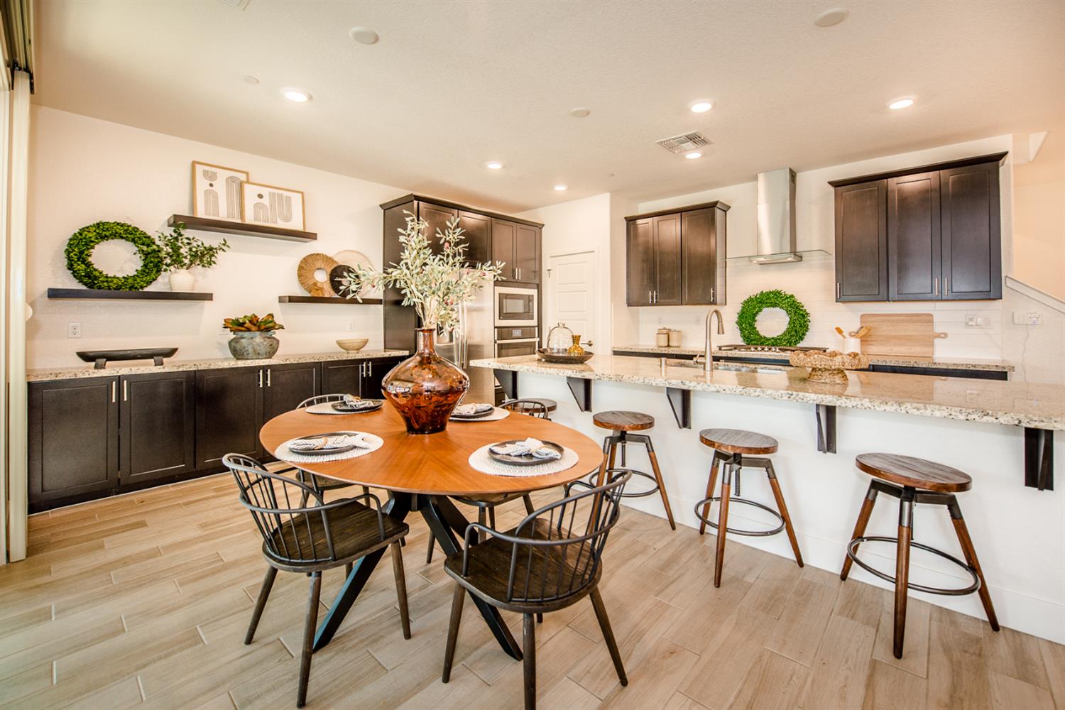 Detail Gallery Image 11 of 37 For 2751 Brookshire Cir, Woodland,  CA 95776 - 5 Beds | 3 Baths