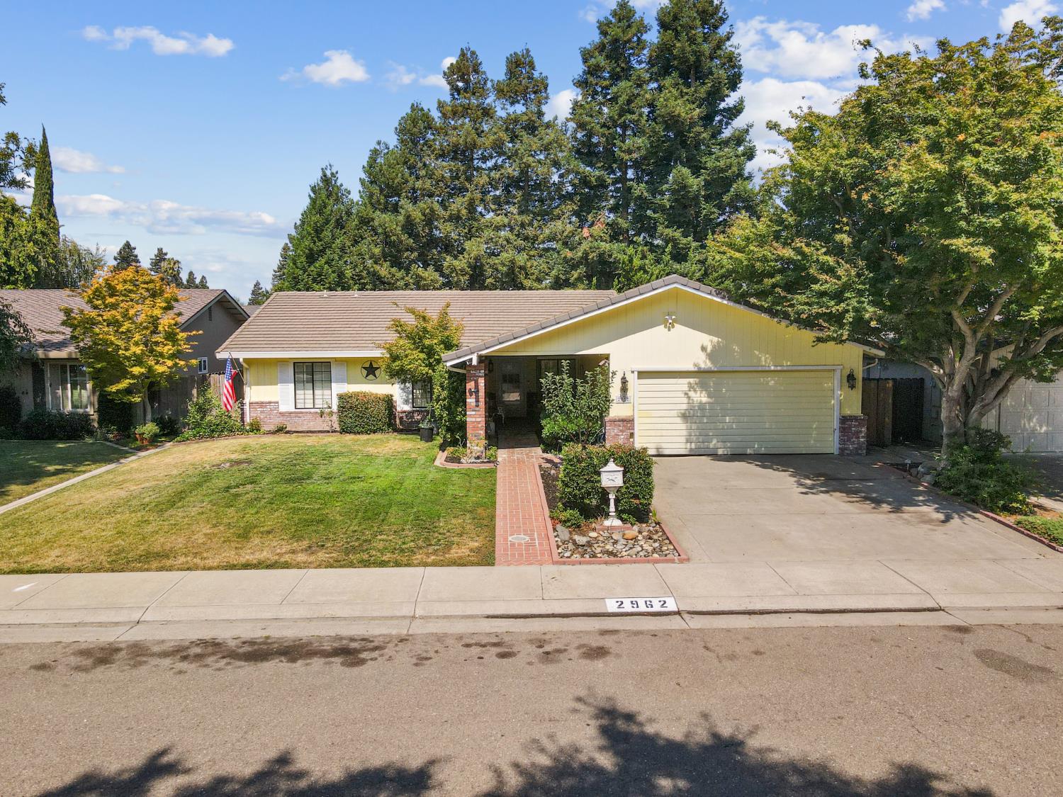 Detail Gallery Image 1 of 30 For 2962 Smoke Tree Cir, Stockton,  CA 95209 - 3 Beds | 2 Baths