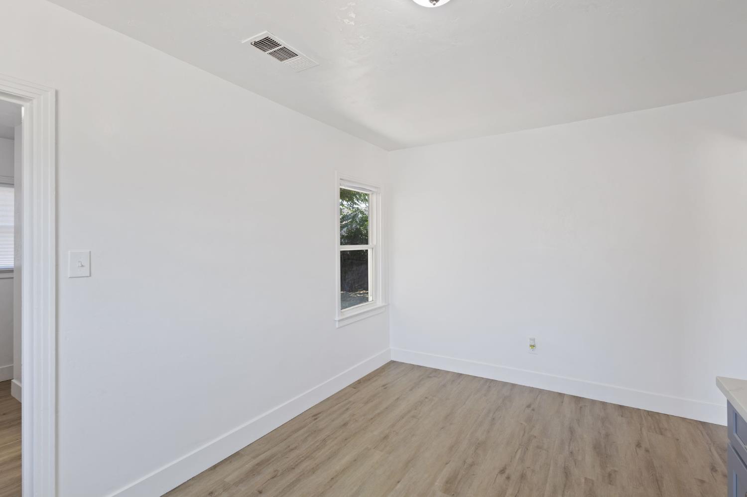 Detail Gallery Image 11 of 27 For 365 E Main St, Merced,  CA 95340 - 3 Beds | 1/1 Baths