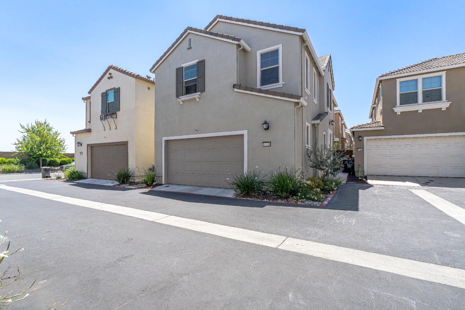 Detail Gallery Image 3 of 53 For 10448 Oboe Way, Elk Grove,  CA 95757 - 3 Beds | 2/1 Baths