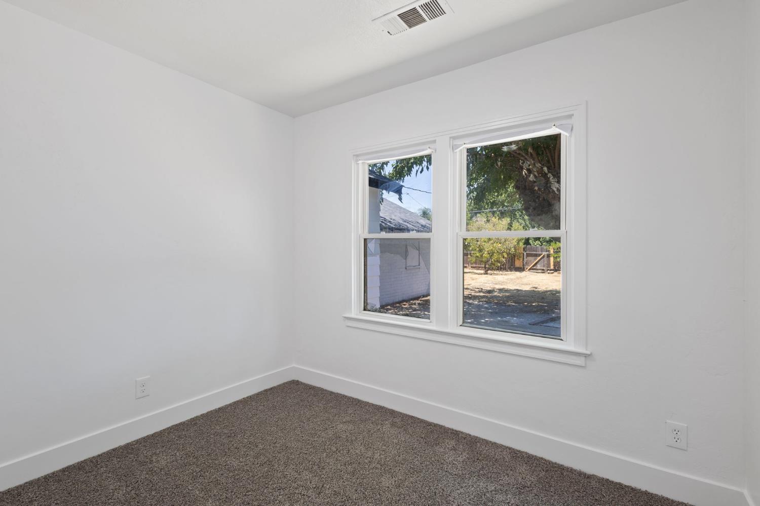 Detail Gallery Image 22 of 27 For 365 E Main St, Merced,  CA 95340 - 3 Beds | 1/1 Baths