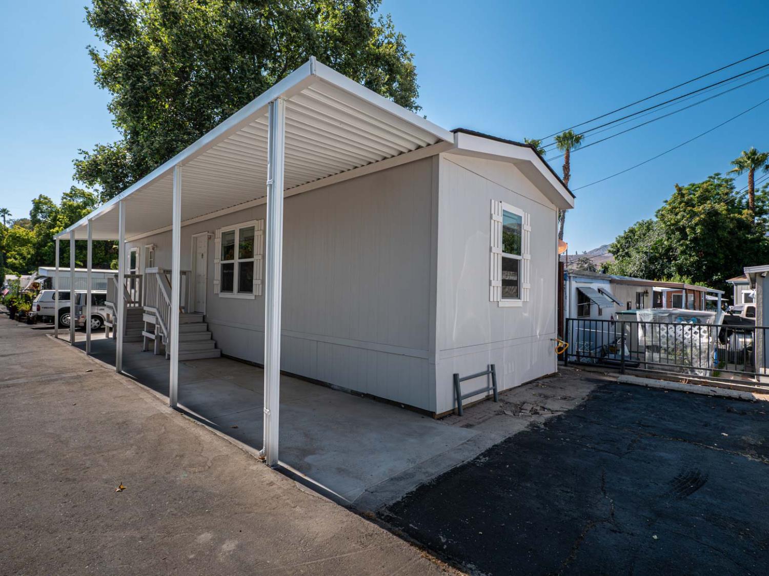 Detail Gallery Image 2 of 23 For 10711 Sherman Grove Ave 26, Sunland,  CA 91040 - 2 Beds | 2 Baths