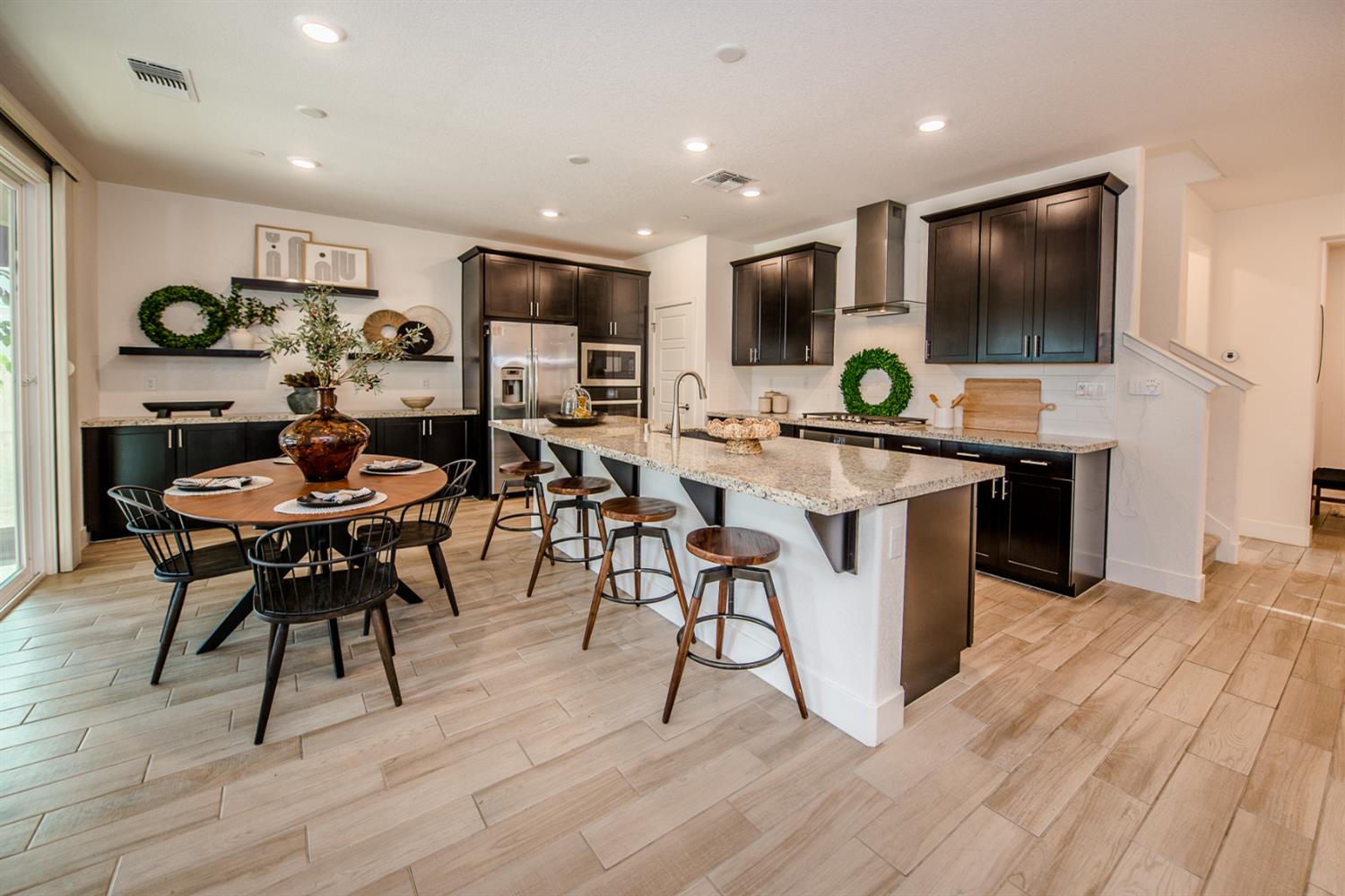 Detail Gallery Image 10 of 37 For 2751 Brookshire Cir, Woodland,  CA 95776 - 5 Beds | 3 Baths