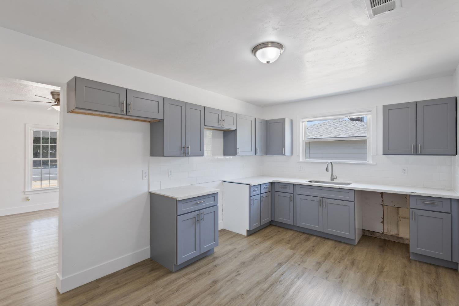 Detail Gallery Image 9 of 27 For 365 E Main St, Merced,  CA 95340 - 3 Beds | 1/1 Baths