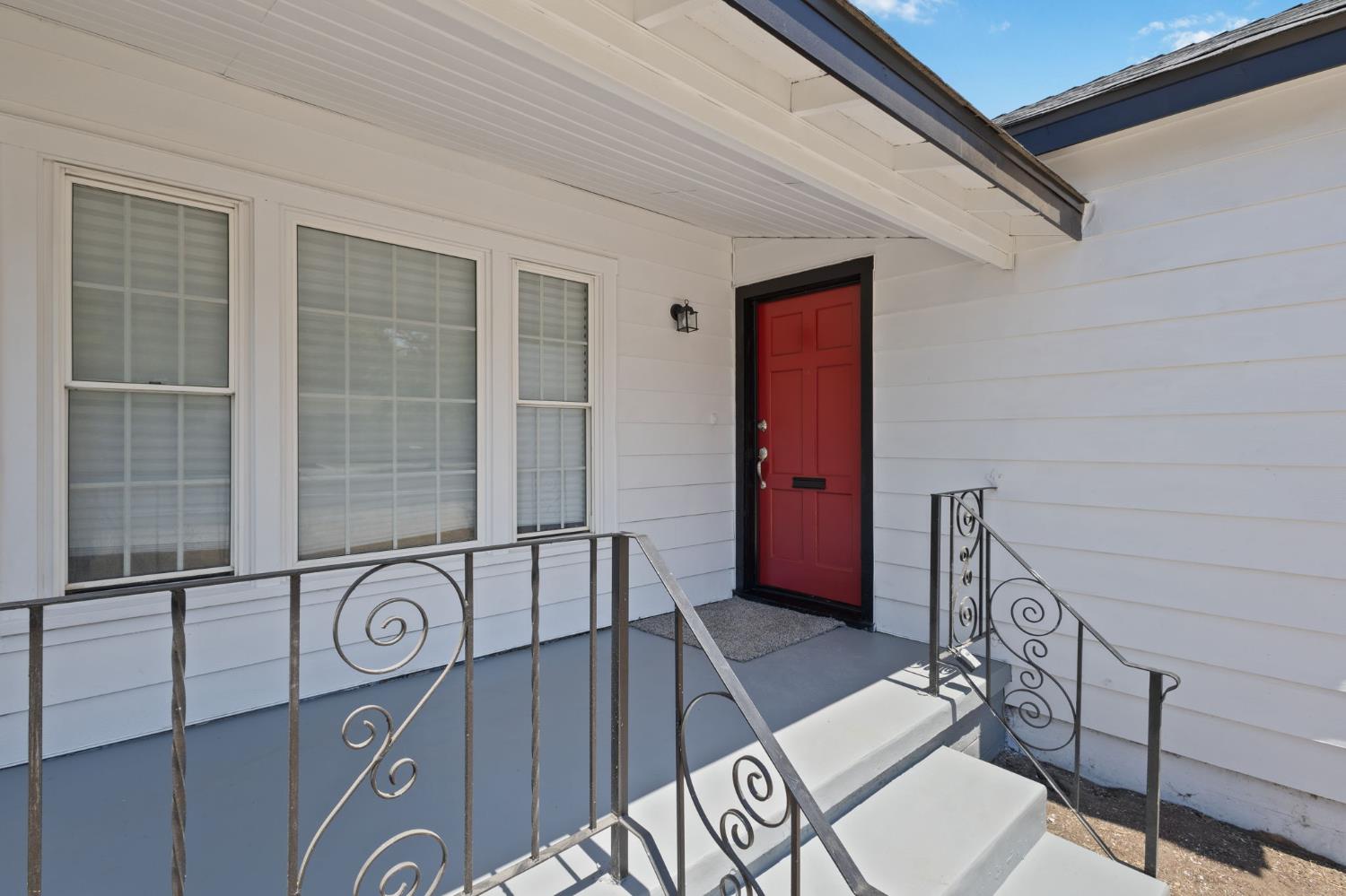 Detail Gallery Image 4 of 27 For 365 E Main St, Merced,  CA 95340 - 3 Beds | 1/1 Baths