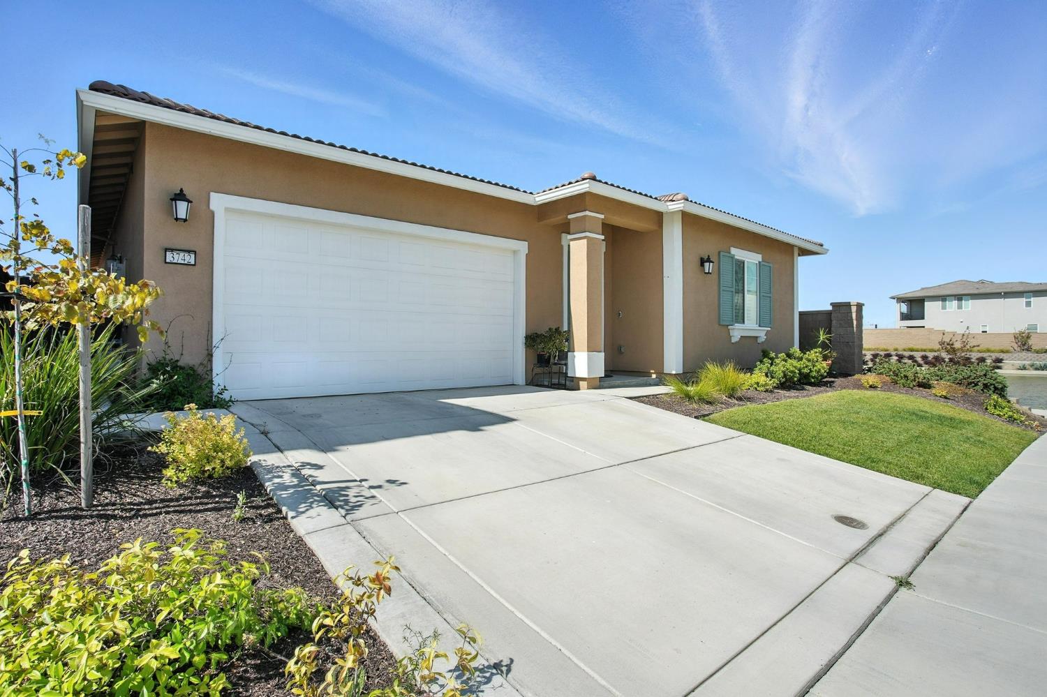 Detail Gallery Image 2 of 36 For 3742 Haymaker Way, Sacramento,  CA 95835 - 3 Beds | 2 Baths