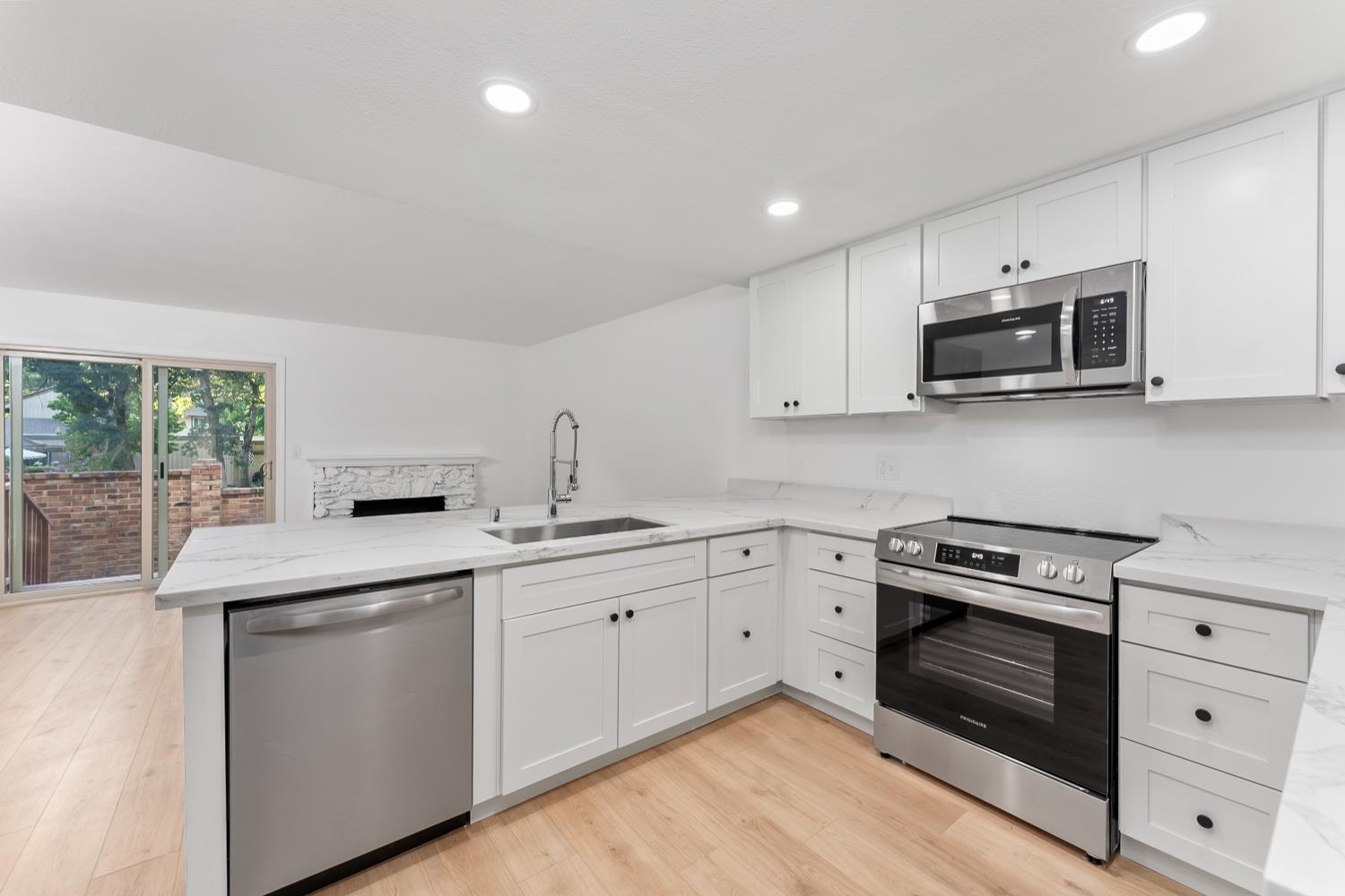 Detail Gallery Image 4 of 26 For 6804 Madrea Ct, Citrus Heights,  CA 95621 - 4 Beds | 2/1 Baths